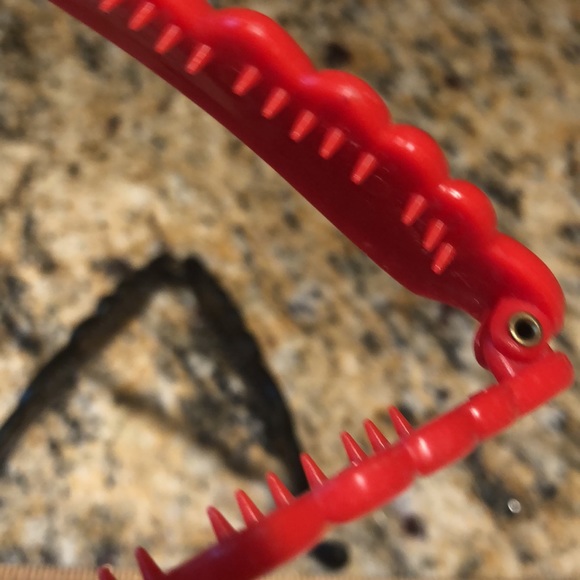 2. authentic Y2K black and red plastic hair  clips - Picture 9 of 12